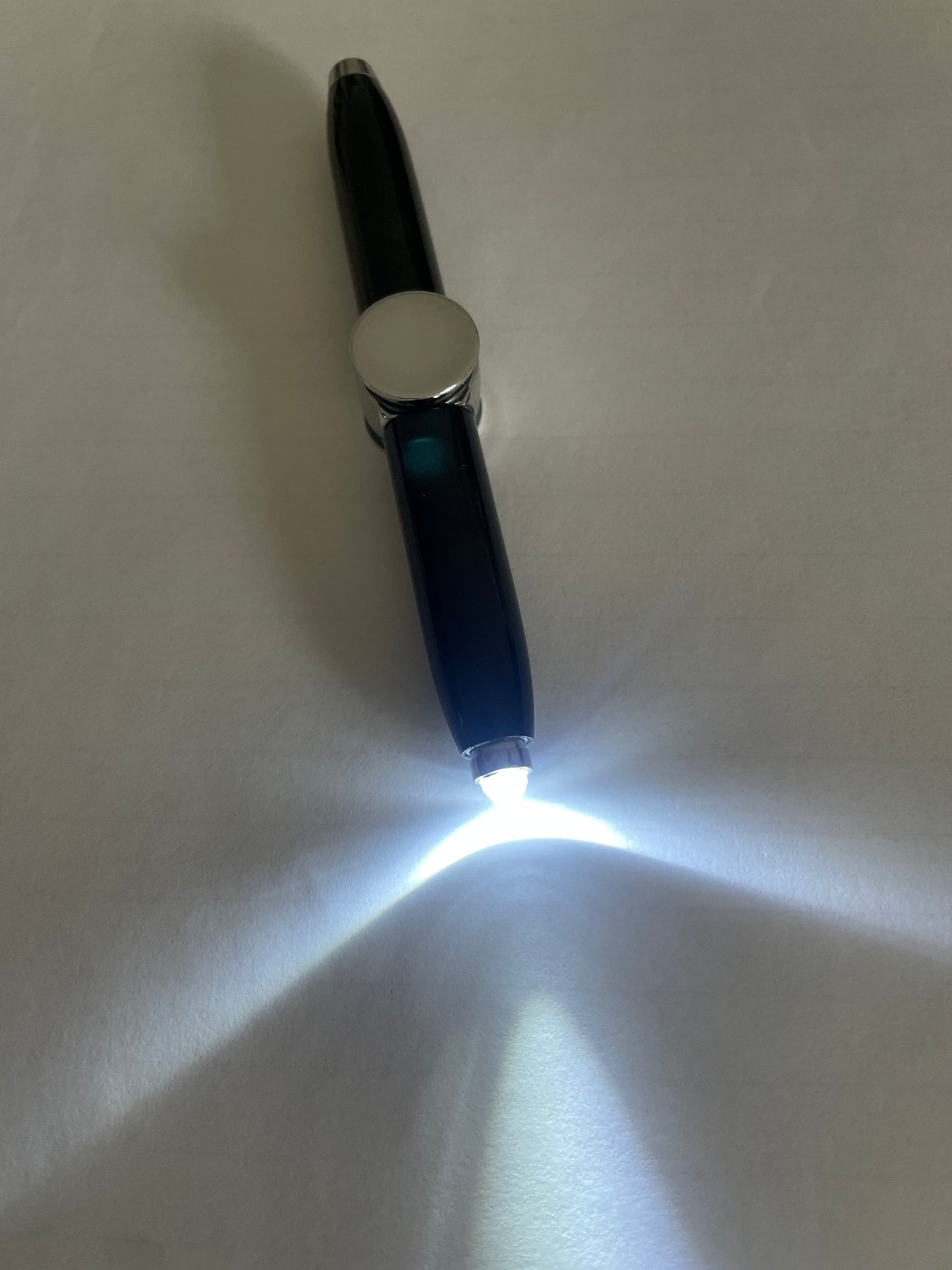 Stylo à bille LED rotatif avec gyroscope en métal - Gadget de décompression pour adultes et enfants.