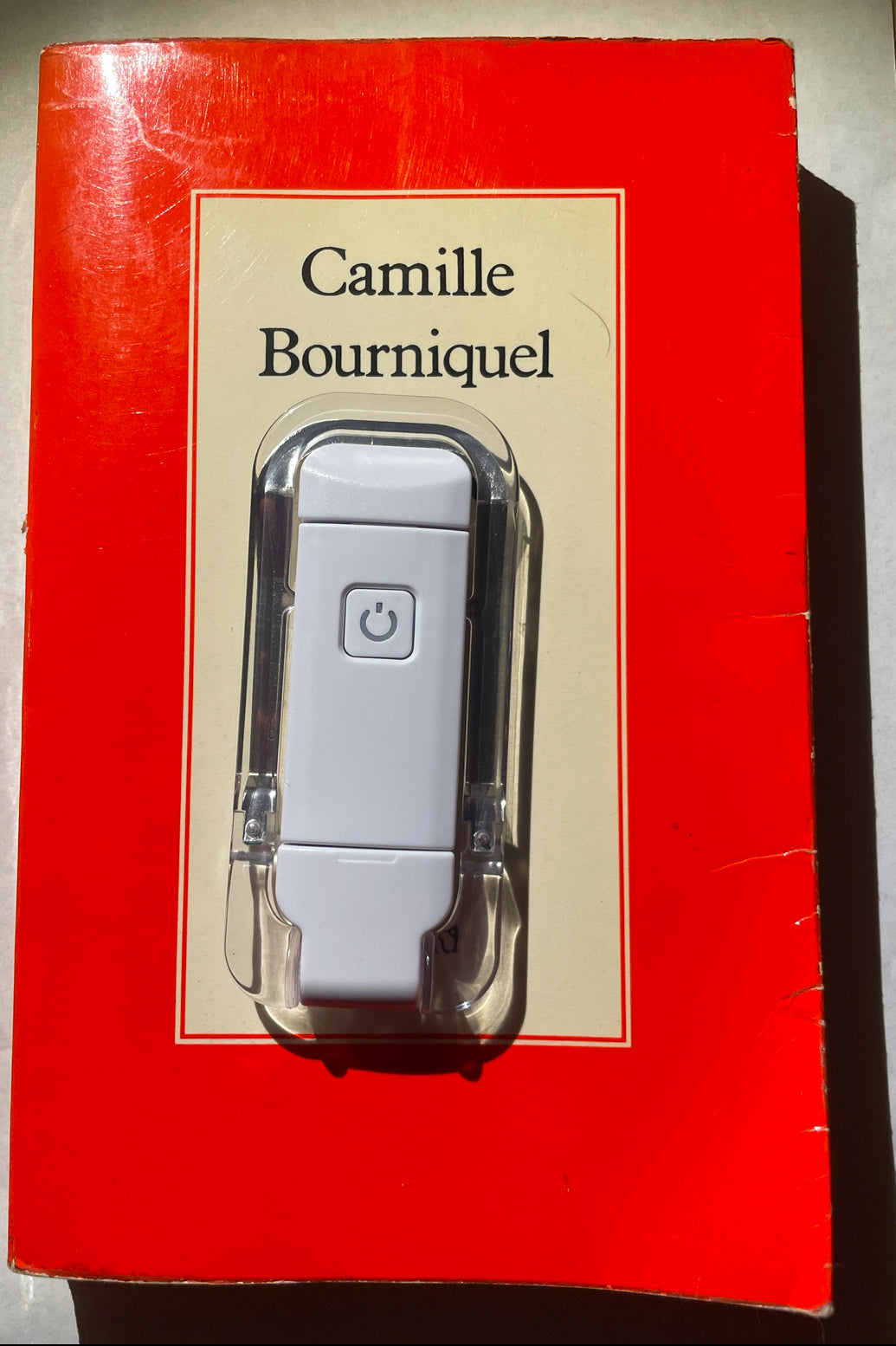 Lampe de lecture rechargeable compacte et portable pour livres.